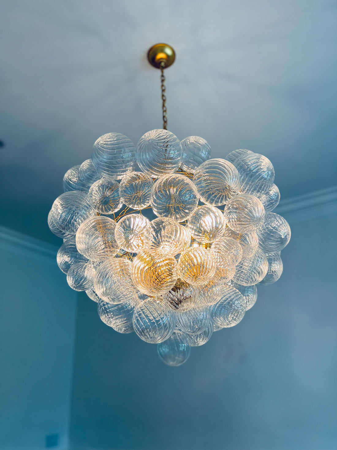 Ceiling light fixture in the shape of a crystal raspberry